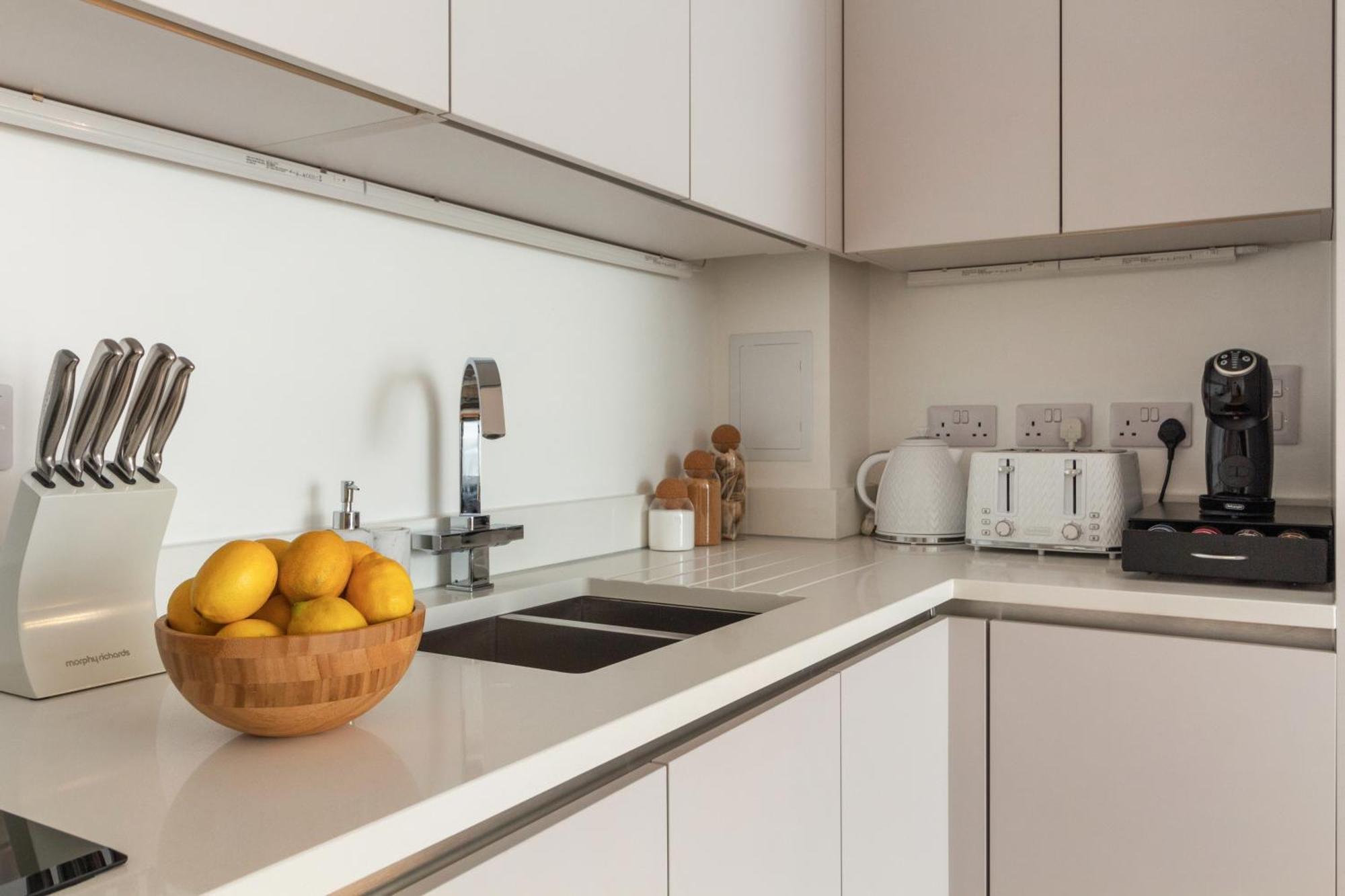 1 Bed With Balcony In Maida Vale, Kilburn - Couples, Corporate Professionals' *